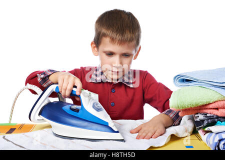 Garçon linge lavé avec autour de la table à repasser avec fer blanc isolé Banque D'Images