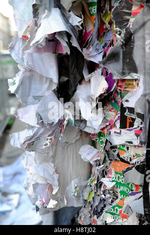 Bits de lambeaux de papier affiches sur un lampadaire, rue de Kreuzberg, Berlin, Allemagne KATHY DEWITT Banque D'Images