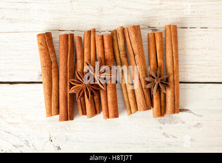 Les bâtons de cannelle et d'anis étoilé sur table en bois blanc, rustique, high angle view Banque D'Images