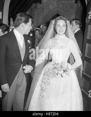 Julie Andrews, qui joue Eliza Dolittle dans My Fair Lady au Théâtre de Drury Lane de Londres, feuilles Oatlands Église dans Weybridge avec son époux, décorateur Tony Walton. Le couple, qui étaient amoureux de la petite enfance, ont eu leur réception de mariage à l'hôtel Mitre, Hampton Court, avant de partir pour leur voyage de noces en Californie. Banque D'Images