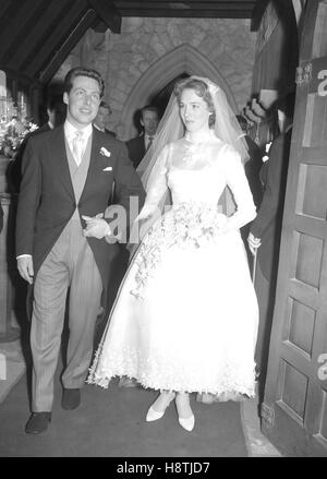 Julie Andrews, qui joue Eliza Dolittle dans My Fair Lady au Théâtre de Drury Lane de Londres, feuilles Oatlands Église dans Weybridge avec son époux, décorateur Tony Walton. Le couple, qui étaient amoureux de la petite enfance, ont eu leur réception de mariage à l'hôtel Mitre, Hampton Court, avant de partir pour leur voyage de noces en Californie. Banque D'Images