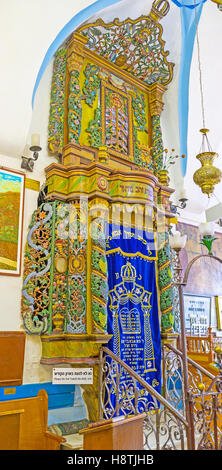 La Torah en arc médiéval sculpté Ari synagogue Ashkenazi, décoré de motifs floraux et de l'image d'un lion sur son haut Banque D'Images