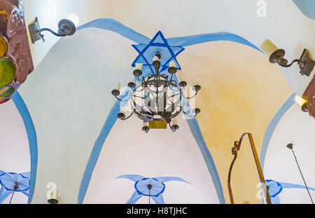 Le plafond blanc d'Ari synagogue Ashkenazi, décoré de l'étoile de David bleue Banque D'Images