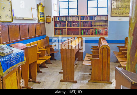 Les chaises pour les lecteurs de la Torah et les rayons de livres dans la synagogue Ashkenazi Ari Banque D'Images