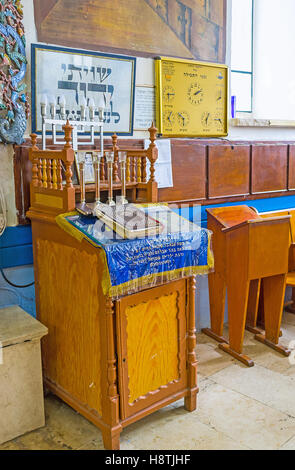 La bima pulpit in Ari synagogue Ashkenazi avec Menorah sur elle Banque D'Images