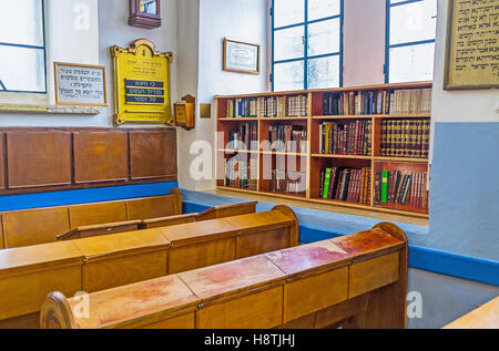 La petite bibliothèque à côté les adorateurs des remplaçants dans la synagogue Ashkenazi Ari Banque D'Images