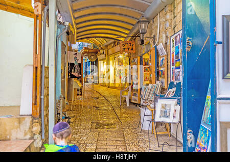 Les marchands de souvenirs dans la galerie Street est le meilleur endroit pour choisir les cadeaux de Safed Banque D'Images