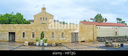 La façade en pierre de l'église de la multiplication des pains et des poissons, situé dans la région de Tabgha, sur la rive de la mer de Galilée Banque D'Images