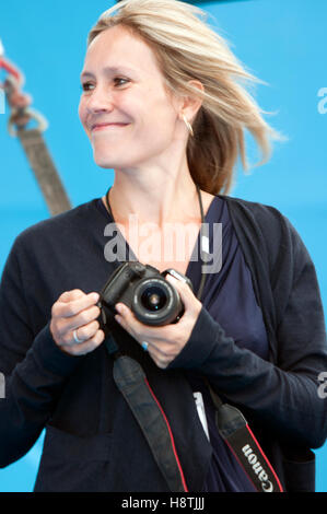 Sophie Raworth à une vérification du son avant le début de la soirée de divertissement et profiter d'un moment pour prendre des photos Banque D'Images