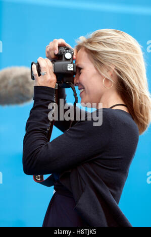 Sophie Raworth à une vérification du son avant le début de la soirée de divertissement et profiter d'un moment pour prendre des photos Banque D'Images