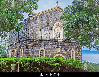 L'église de la primauté de Saint Pierre, situé dans un jardin ombragé au bord de lac Kinneret, également connu sous le nom de mer de Galilée Banque D'Images