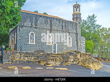 L'église de la primauté de Saint Pierre, situé à proximité de la plage de galets à la mer de Galilée, Tabgha Banque D'Images