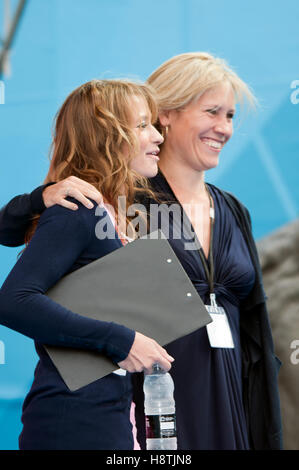 Ellie Crisell et Sophie Raworth à une vérification du son avant le début de la soirée de divertissement à un an de 27/7/11 Banque D'Images