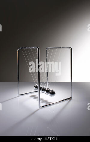 L'équilibrage Chrome savent comme sphères Newton's Cradle (pendule) Banque D'Images