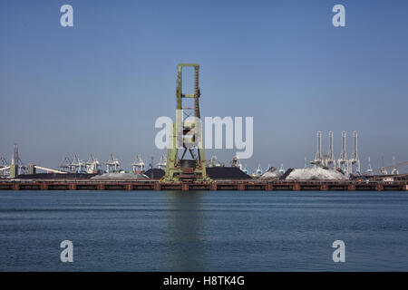 Cargo terminal charbonnier dans le port de Rotterdam. Les Pays-Bas Banque D'Images