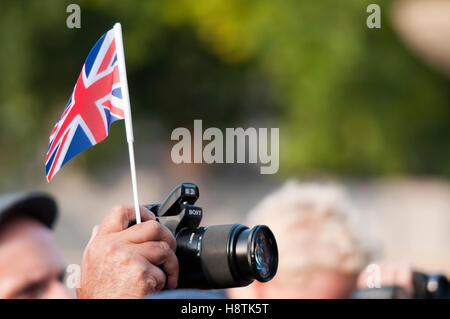 Un membre de la foule prend des photos à un an des Jeux Olympiques cérémonie à Trafalgar Square, Londres, le 27 juillet 2011 Banque D'Images