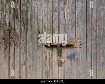 Serrure de porte ancienne et loquet rouillé Banque D'Images