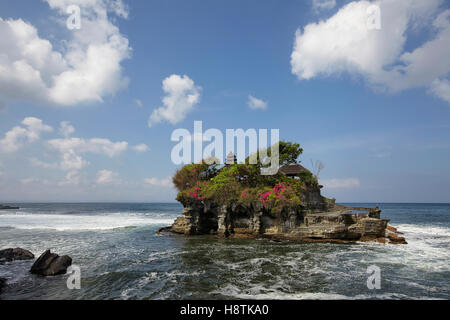 Le temple de Tanah Lot, le plus important temple indu de Bali, Indonésie. Banque D'Images