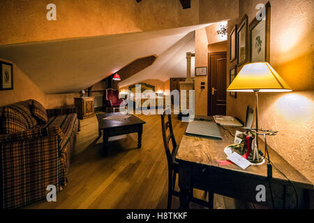 Interno di una suite del Romantik Hotel Villa Novecento a Courmayeur. | Intérieur d'une suite de Romantik Hotel Villa Novecento, Courmayeur. Banque D'Images