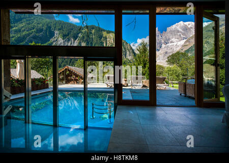 Vision sur la vallée et le Glacier Brenva Veny depuis la piscine de l'Auberge de la maison, d'Entreves, Courmayeur. Banque D'Images