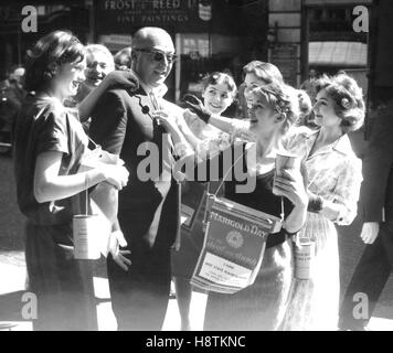 'A à Z' man Alan Melville est pêcheur sur Bond Street en 17 ans, Sally Smith, la vedette de son nouveau spectacle Marigold. Sally et les autres filles de l'émission étaient en train de vendre des fleurs de souci dans l'aide des sourds-muets. Banque D'Images