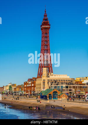 La tour de Blackpool et de la promenade avec station de sauvetage de la RNLI , Blackpool, Lancashire, Royaume-Uni. Banque D'Images