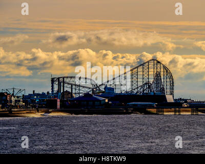 Grande Ourse, plaisir plage au coucher du soleil, Blackpool, Lancashire, Royaume-Uni. Banque D'Images