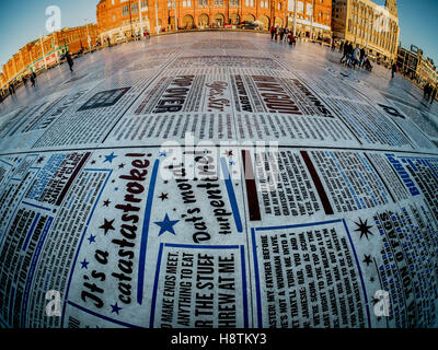 Tapis de comédie en face de la tour de Blackpool, créé par l'artiste Gordon Young, et conçu en collaboration avec pourquoi pas des associés Banque D'Images