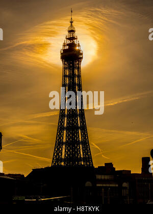 La tour de Blackpool en silhouette contre la lumière du soleil du matin, Blackpool, Lancashire, Royaume-Uni. Banque D'Images