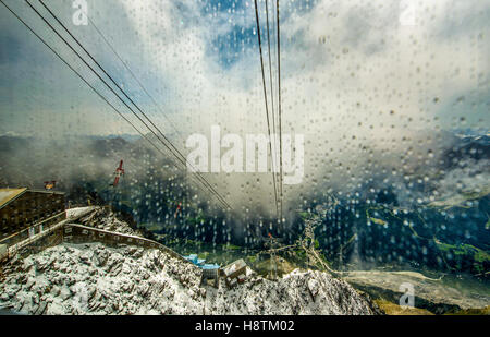 Panorama du refuge Torino historique en restructuration partielle, et en bas la ville de Courmayeur : image prise pendant la descente à partir de la pointe Helbronner. Skyway Mont Blanc. cabway Banque D'Images