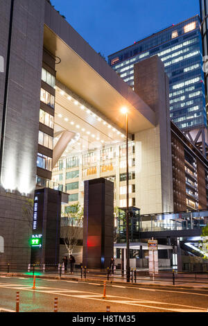 Le Japon, la gare d'Osaka City, North Gate Building. Vue sur la rue de l'entrée principale, vu de profil. La nuit. Banque D'Images