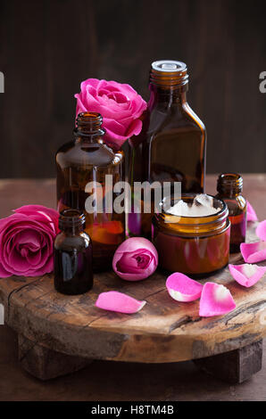 Cosmétiques naturels dans des bocaux en verre et fleurs rose spa aromathérapie Banque D'Images