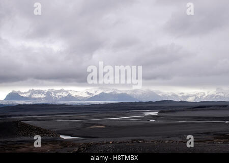 Paysage épique en Islande avec Gray Rocks, Rivière et glacier neige Banque D'Images