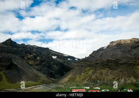 Maisons de village paysage épique en Islande avec de l'herbe bien verte et cascade 2 Banque D'Images