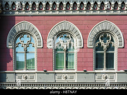 Trois fenêtres avec des arcs dans le vieux bâtiment architectural Banque D'Images