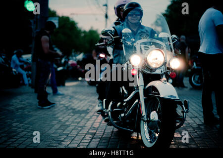 Moscou, Russie - le 6 octobre 2013 : une femme portant un casque et des lunettes de soleil sur une moto Harley-Davidson blanc avec un h Banque D'Images