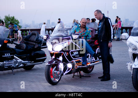 Moscou, Russie - le 6 octobre 2013 : Biker dans la chemise colorée est en train de parler à un autre homme. Sa moto est Honda tuning avec LED Banque D'Images