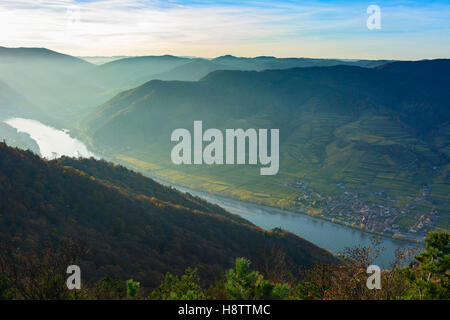 Weißenkirchen in der Wachau : ville Spitz (gauche), Wösendorf village (à droite), Danube, vignobles, Wachau, Niederösterreich, Lo Banque D'Images