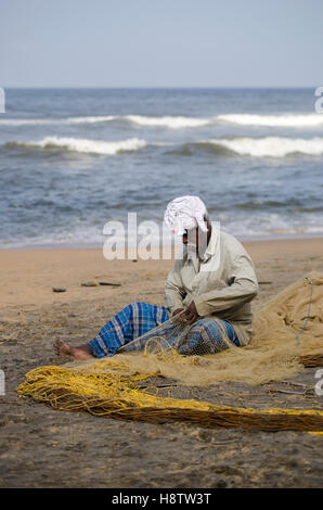 Un pêcheur, Varkala beach, Kerala, Inde Banque D'Images