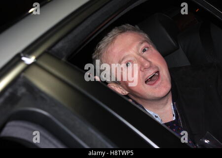X Factor le juge Louis Walsh dans un taxi Banque D'Images