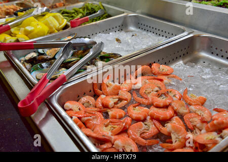 Crevettes sur glace dans "tout ce que vous pouvez manger" restaurant Banque D'Images