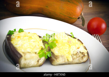 Aubergines farcies et tomates fraîches. Banque D'Images