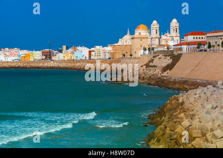 Beach et Cathédrale de Cadix, Andalousie, Espagne Banque D'Images