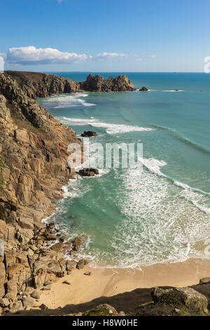 Plage de Porthcurno et le promontoire rocheux de Logan, Cornwall, Angleterre Banque D'Images