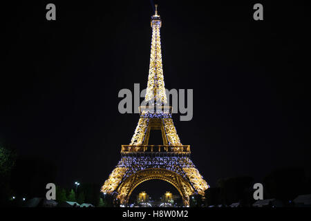 La Tour Eiffel, Paris, France, Europe - La nuit illuminée. Banque D'Images