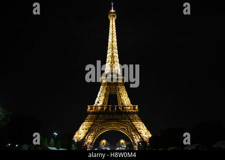 La Tour Eiffel, Paris, France, Europe - La nuit illuminée. Banque D'Images