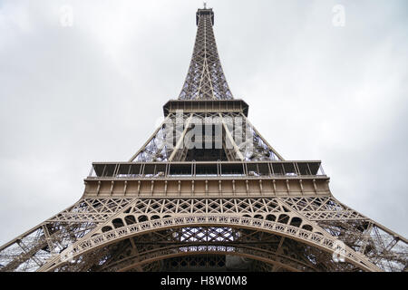La Tour Eiffel, Paris, France, Europe - Vue d'en bas Banque D'Images
