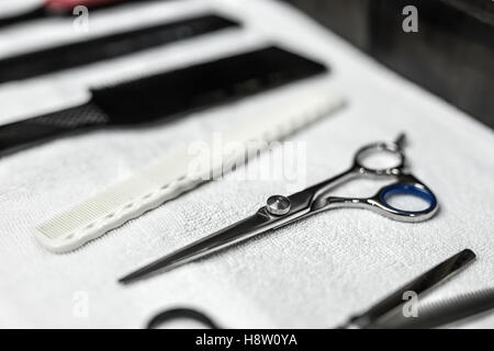 Accessoires de coiffure dans un salon de barbier Banque D'Images