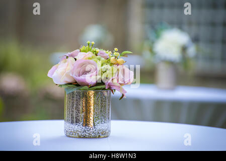 Centre de table de mariage sur une nappe blanche Banque D'Images