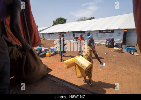 Sur le Soudan du Sud - l'Ouganda de pensionnaires. Assurance de réfugiés du Soudan du Sud chargé sur un camion du HCR, la position d'un camp de réfugiés. Banque D'Images